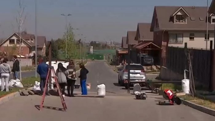 Vecinos en guerra por instalación de reja en pasaje de La Florida