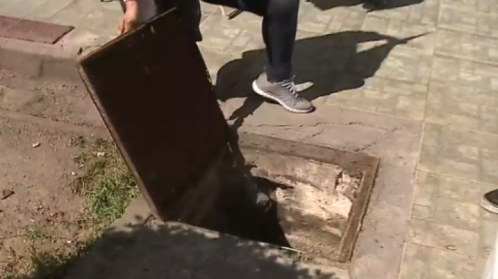 Viven con aguas servidas hace meses: Vecinos de Santiago Centro exigen reparación a Aguas Andinas