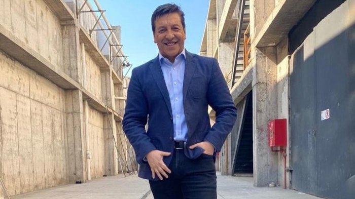 ¿Julio César con maquillaje? Hija del animador le hizo un cambio de look con harto color en su rostro