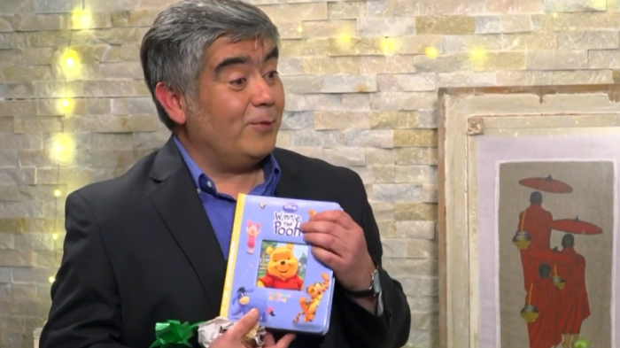 Carlos Tejos se conmovió con inesperado regalo con la portada de Winnie The Pooh