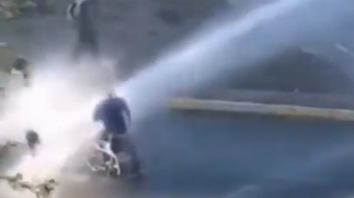 Un hombre en silla de ruedas fue impactado por chorro lanza agua en medio de las manifestaciones