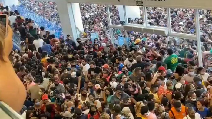 Multarán a tienda en Brasil por impresionante aglomeración durante reapertura