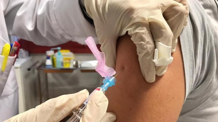 Johnson & Johnson suspendió las pruebas de la vacuna contra el Covid-19