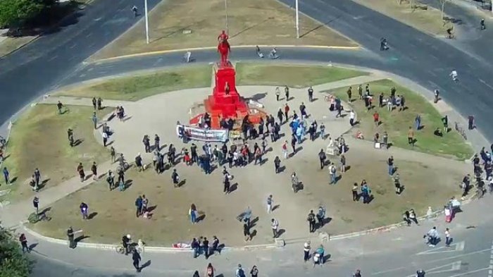 Manifestantes pintaron de rojo la estatua de General Baquedano