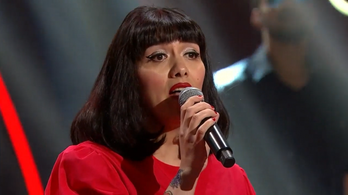 Con una balada Mon Laferte se presentó en esta Gala de Yo Soy