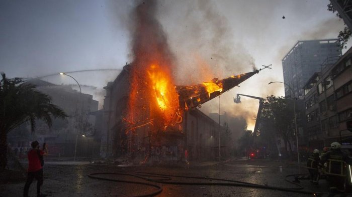 ¿Quién está detrás del siniestro? PDI realiza peritajes en iglesia de La Asunción tras incendio