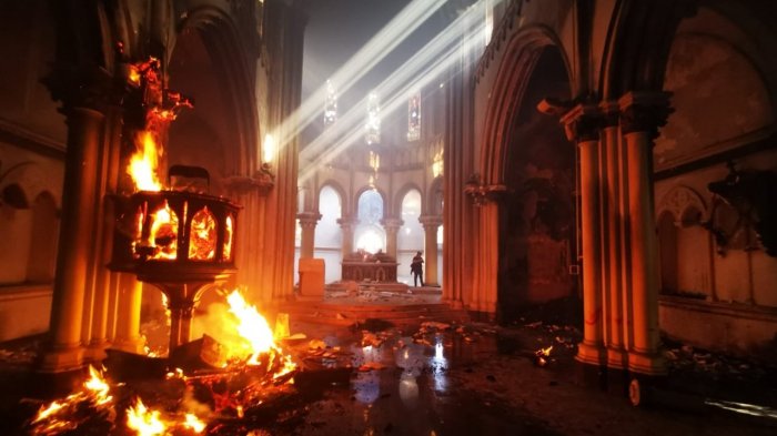 Funcionario de la Armada es implicado en incendio de la iglesia de Carabineros