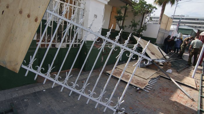 Nueva jornada de incidentes: Comisaría de Puente Alto vuelve a ser atacada