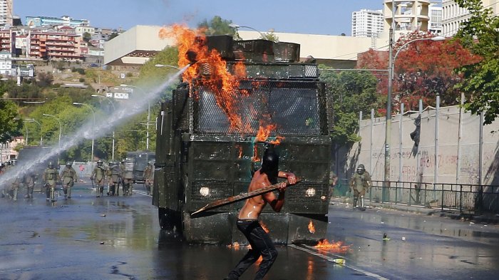 Nueva marcha tras el 18-O en Valparaíso terminó con serios incidentes a las afueras del Congreso