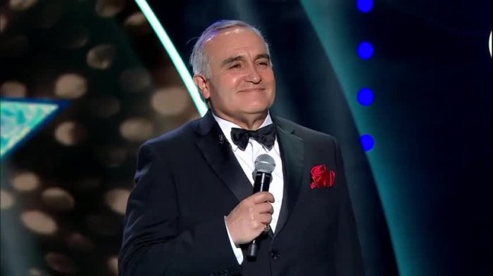 Frank Sinatra tendrá que seguir trabajando con el idioma inglés para sus presentaciones