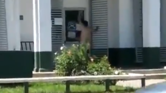 Un hombre desnudo protestó a las afueras de la comisaría de Talca