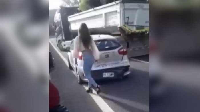 Mujer que manejaba ebria junto a sus hijos fue obligada a detenerse en la carretera