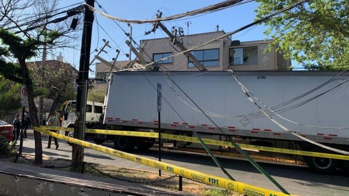 Caída de tres postes por choque de camión genera corte de luz en Providencia