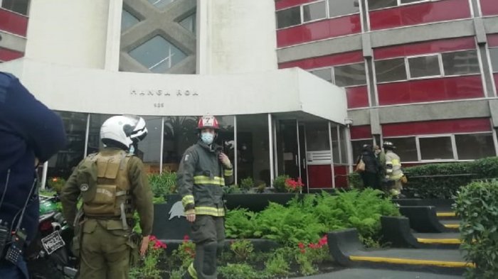 Escapaba de control policial: Hombre acusado de violencia intrafamiliar murió al caer desde octavo piso