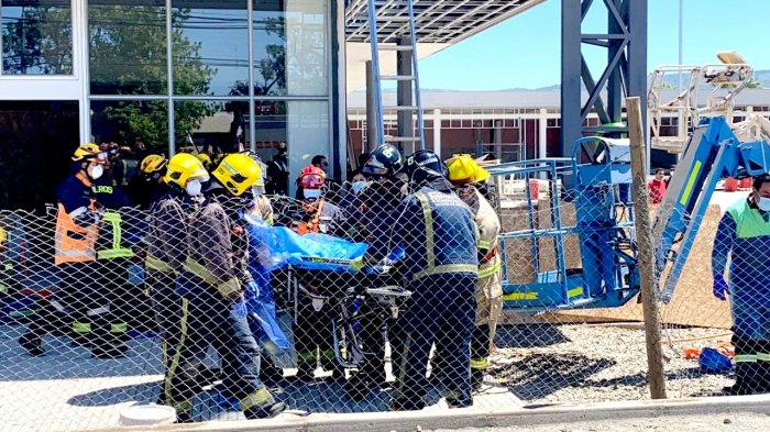 Dos trabajadores se encuentran en estado grave tras recibir descarga eléctrica en construcción de Talca