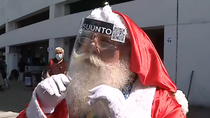 Hasta el viejito pascuero llegó a votar en el Estadio Nacional en este plebiscito 2020