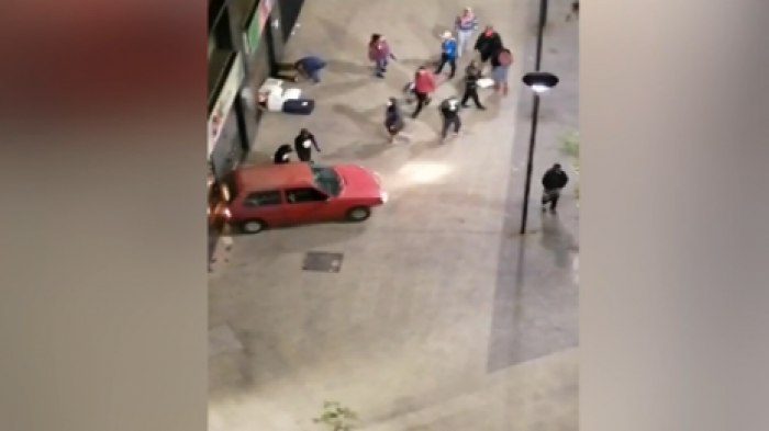 Vecinos evitan alunizaje y saqueo a local comercial en Santiago Centro