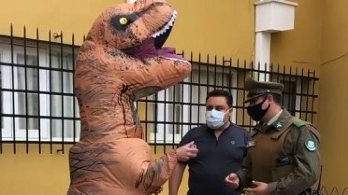Lo que usted no vio del plebiscito: Viejo pascuero, largas filas y hasta un dinosaurio marcaron la jornada