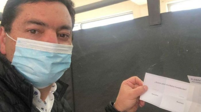 Junior Playboy y diputado Juan Manuel Fuenzalida en la polémica: Compartieron imágenes de su voto en redes sociales