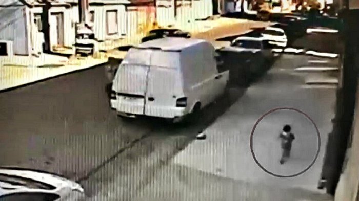 Niño de tres años fue encontrado caminando solo y descalzo por la calle