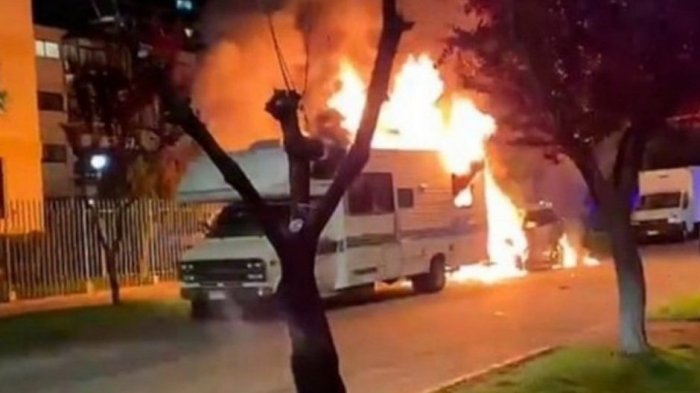 Sujeto incendió automóvil de expareja en Viña del Mar: Las llamas afectaron a una casa rodante