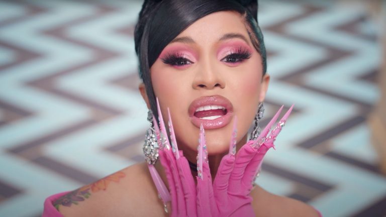 Cardi B ofrece millonaria recompensa por capturar a quienes lanzaron ácido a joven dominicana