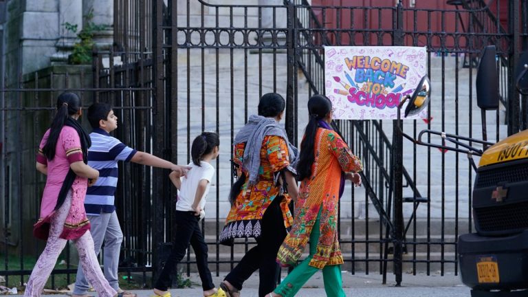 Alcalde de Nueva York pide cerrar escuelas y restaurantes ante nuevos brotes de COVID-19