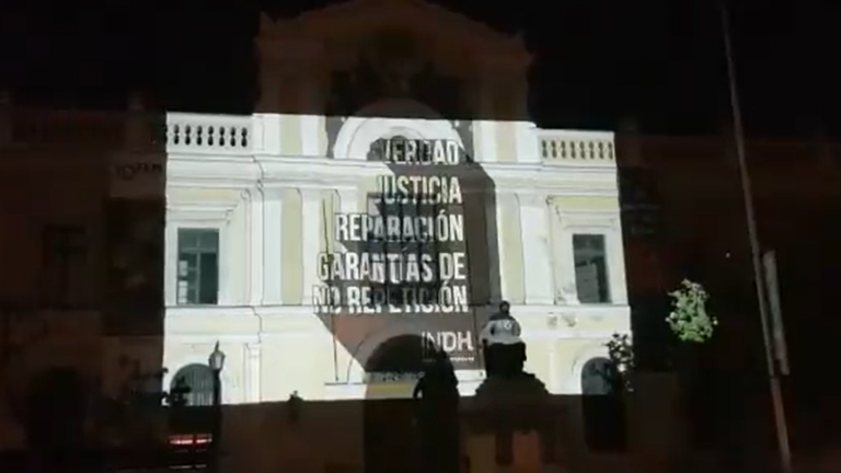 INDH realiza intervención lumínica en la U. de Chile: 