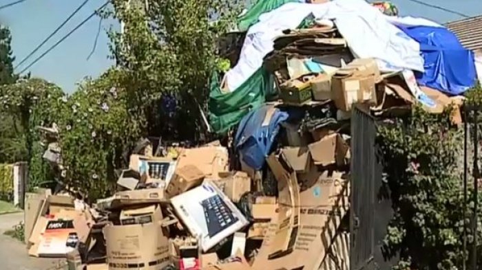 Vecinos piden ayuda por hombre que acumula cerros de basura: Alegan ausencia por parte de la municipalidad