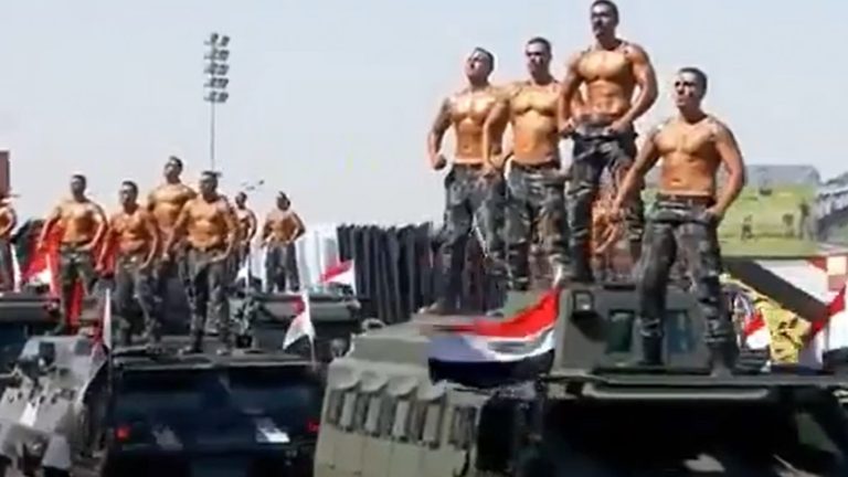 Egipto: Recién graduados de la policía se exhibieron desfilando semidesnudos