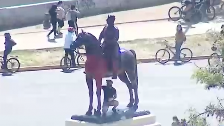 Manifestantes pintan nuevamente estatua Baquedano durante aniversario del estallido social en Plaza Italia