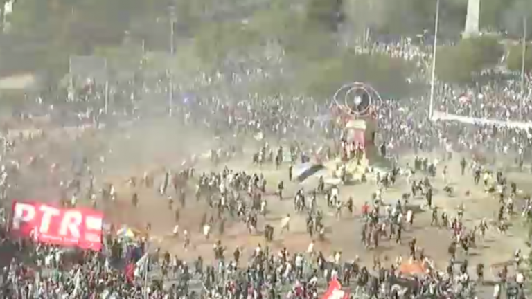 Batalla campal en Baquedano: Barristas de Colo Colo y la U se enfrentaron en plena manifestación