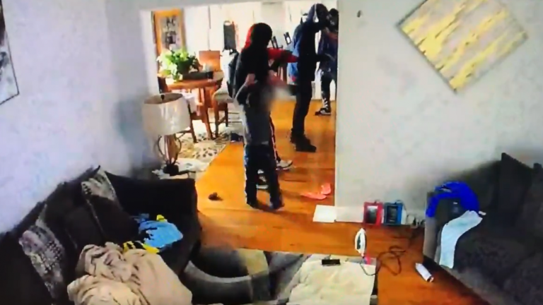El momento en que niño de 5 años se enfrentó a asaltantes que amenazaban a su mamá en la casa