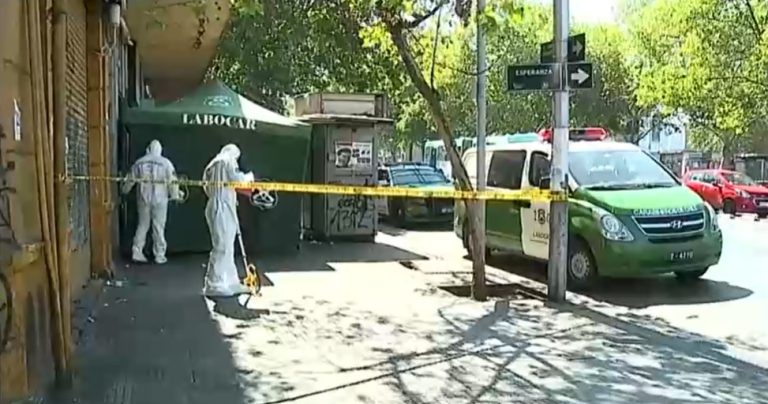 Investigan el homicidio de personas halladas en la vía pública en Santiago
