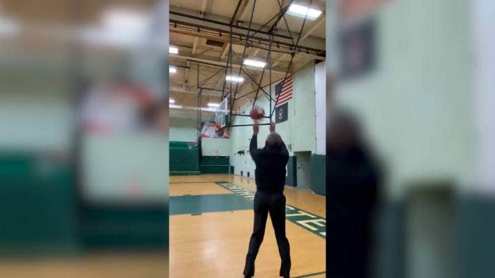 A la primera: El sorprendente triple de Barack Obama que dejó atónito a Joe Biden