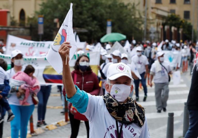 Ex guerrilleros de las FARC marchan para pedir al gobierno que respete el acuerdo de paz