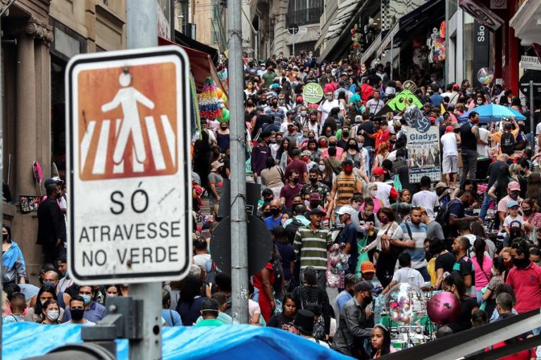 Brasil supera los 160 mil fallecidos por coronavirus