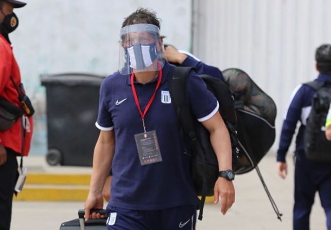 Mario Salas en rebeldía: Fue despedido en Perú, pero llegó a entrenar al equipo