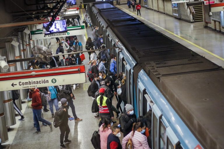 Metro de Santiago extenderá horarios de servicio tras cambios del toque de queda