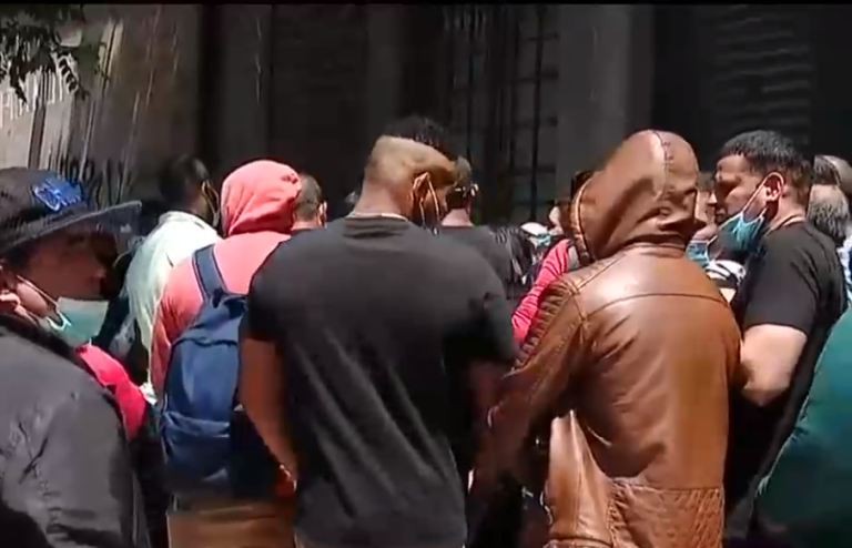 Migrantes realizaron largas filas en Extranjería tras rumor sobre visa de refugio