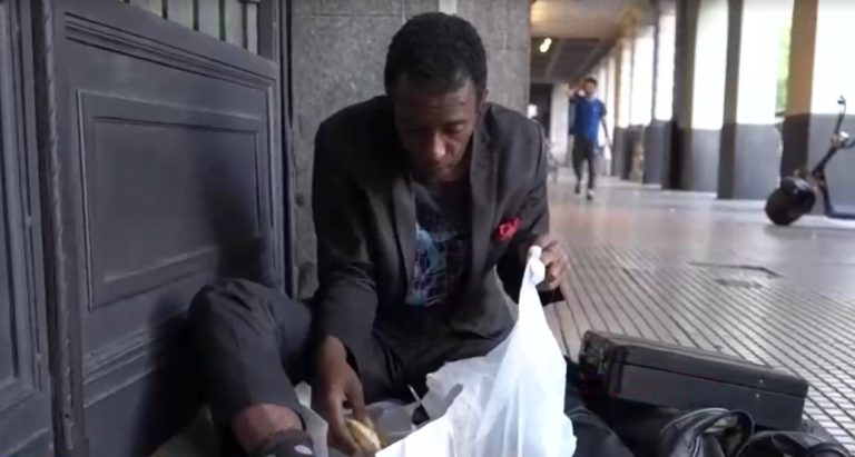 La historia del mediático millonario que terminó viviendo en las calles de Buenos Aires