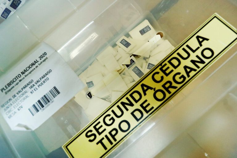 Ipsos-Espacio Público: Políticos y famosos generan menos confianza en los chilenos para constituyentes