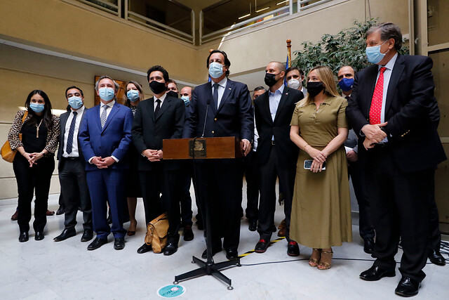 Las reacciones que dejó la renuncia de Víctor Pérez al Ministerio del Interior