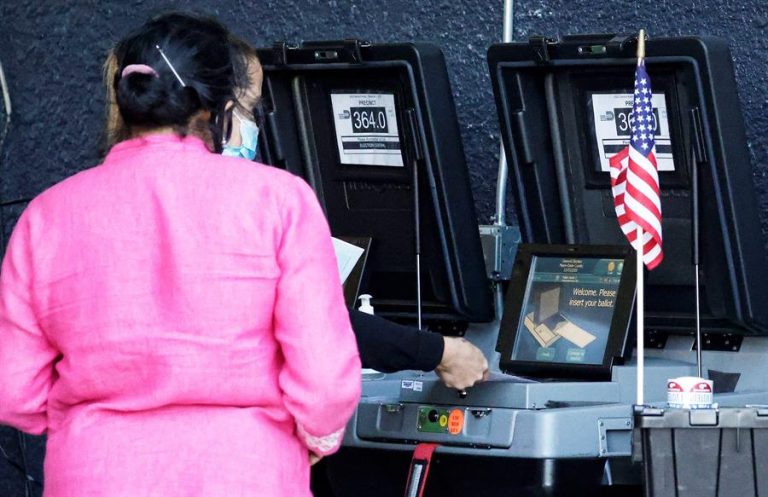 Resultados de estados clave se retrasarán: Centros de votación en EE.UU. extendieron su horario