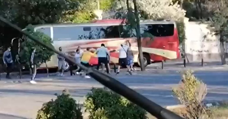 Paseo turístico terminó en multitudinaria pelea luego que los pasajeros no usaran mascarillas y consumieran alcohol