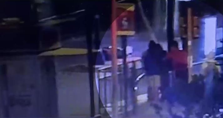 Cámaras captaron a 4 sujetos que intimidaron y robaron a adulto mayor que esperaba en el paradero