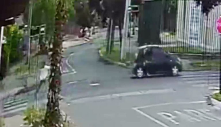 Esperaba una micro: Joven fue agredida y arrastrada por varios metros en un intento de asalto