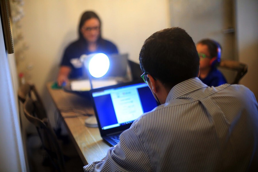 Encuesta: Casi la mitad de los chilenos siente que su jornada laboral ...