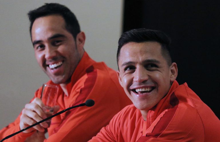 Llegaron los bicampeones: Alexis y Bravo ya están en Chile para preparar duelo ante Perú