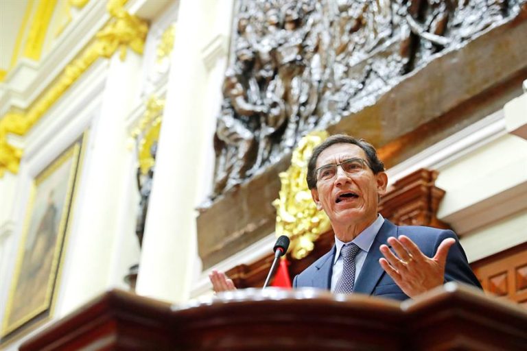 Congreso de Perú destituye al presidente Martín Vizcarra, declarado 